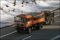 MAN FE360A mit fahrbarer Absperrtafel auf dem Weg zur Meisterei. (18.02.2009)