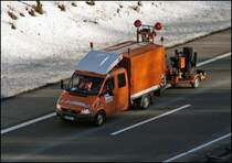 Mercedes-Benz Sprinter 311CDI zieht den Bitumenkocher in Richtung Meisterei. (18.02.2009)