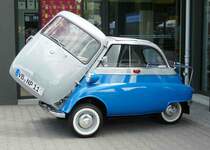 =BMW Isetta steht bei der Traktorenausstellung  Ahle Bulldogge us Angeschbach oh Lannehuse  in Angersbach im Juni 2018