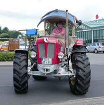 =Schlüter besucht die Traktorenausstellung  Ahle Bulldogge us Angeschbach oh Lannehuse  in Angersbach im Juni 2018