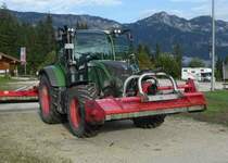 =Fendt 512 Vario mit angebautem Mulchgerät steht an der Talstation vom Götzschenlift in Bischofswiesen, 09-2018