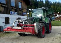 =Fendt 512 Vario mit angebautem Mulchgerät steht an der Talstation vom Götzschenlift in Bischofswiesen, 09-2018
