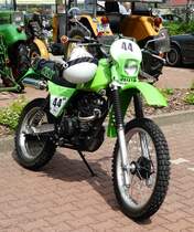 =Yamaha KLX steht bei der Traktorenausstellung  Ahle Bulldogge us Angeschbach oh Lannehuse  in Angersbach im Juni 2018