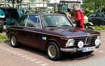 =BMW 2002 steht bei der Traktorenausstellung  Ahle Bulldogge us Angeschbach oh Lannehuse  in Angersbach im Juni 2018