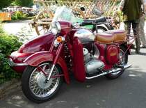 =Jawa mit Seitenwagen steht bei der Traktorenausstellung  Ahle Bulldogge us Angeschbach oh Lannehuse  in Angersbach im Juni 2018