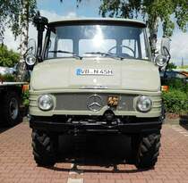 =Unimog steht bei der Traktorenausstellung  Ahle Bulldogge us Angeschbach oh Lannehuse  in Angersbach im Juni 2018