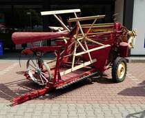 =Mähbinder abgestellt bei der Traktorenausstellung  Ahle Bulldogge us Angeschbach oh Lannehuse  in Angersbach im Juni 2018