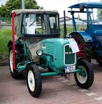 =MAN steht bei der Traktorenausstellung  Ahle Bulldogge us Angeschbach oh Lannehuse  in Angersbach im Juni 2018