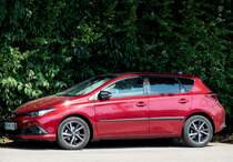 Toyota Auris in einer schönen roten Farbe, gesehen in Izola (SLO) am 21.08.2018