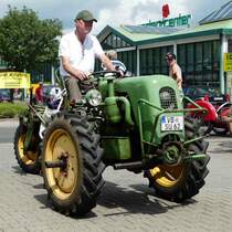 =Unitrac rollt zur Traktorenausstellung  Ahle Bulldogge us Angeschbach oh Lannehuse  in Angersbach im Juni 2018