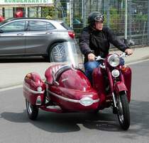 =Jawa mit Seitenwagen verlässt die Traktorenausstellung  Ahle Bulldogge us Angeschbach oh Lannehuse  in Angersbach im Juni 2018