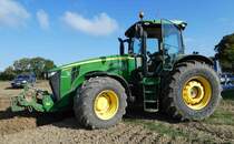 =John Deere 8335 R bei Pflügearbeiten in der Nähe von Kalkhorst im September 2018