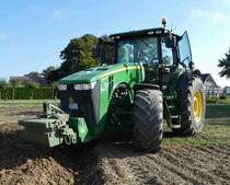 =John Deere 8335 R bei Pflügearbeiten in der Nähe von Kalkhorst im September 2018