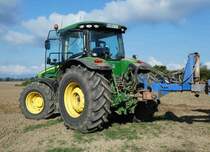 =John Deere 8335 R bei Pflügearbeiten in der Nähe von Kalkhorst im September 2018