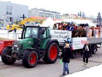 Fendt-Farmer412 zieht den Wagen der Bauernkapelle Eberschwang beim Faschingumzug in Ried i.I.; 090215