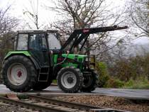 DEUTZ-Fahr DX3.65 ist am Nebligen Herbstmorgen in Bruck/Leitha unterwegs; 081112