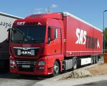 =MAN-Sattelzug von SAS TRANS steht auf einem Rastplatz an der A3, 09-2018