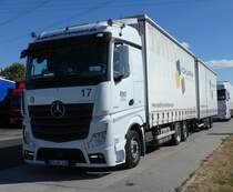 =MB Actros-Sattelzug aus dem Hünfelder Land steht auf einem Rastplatz an der A3, 09-2018