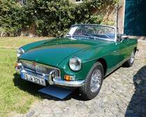 =MG B, Bj. 1967, 1800 ccm, 95 PS, ausgestellt bei Blech & Barock im Juli 2018 auf dem Gelände von Schloß Fasanerie bei Eichenzell