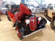 Adler Trumpf Junior Cabrio Limousine, gebaut von 1934 bis 1941. Das Modell wurde vom legendären Gustav Röhr konstruiert. Der Wagen war in etlichen Karosserieversionen lieferbar. Die Karosserien der Modelle Limousine und Cabrio Limousine wurden bei Ambi-Budd in Berlin gepresst. Eine solche Cabrio Limousine stand im Jahr 1936 mit RM 2950,00 in den Preislisten der Adler-Händler. Der Vierzylinderreihenmotor hat einen Hubraum von 995 cm³ und leistet 25 PS. Die Höchstgeschwindigkeit wurde mit 90 km/h angegeben. Zylinderhaus Bernkastel-Kues am 27.09.2018.