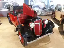 Adler Trumpf Junior Cabrio Limousine, gebaut von 1934 bis 1941. Das Modell wurde vom legendären Gustav Röhr konstruiert. Der Wagen war in etlichen Karosserieversionen lieferbar. Die Karosserien der Modelle Limousine und Cabrio Limousine wurden bei Ambi-Budd in Berlin gepresst. Eine solche Cabrio Limousine stand im Jahr 1936 mit RM 2950,00 in den Preislisten der Adler-Händler. Der Vierzylinderreihenmotor hat einen Hubraum von 995 cm³ und leistet 25 PS. Die Höchstgeschwindigkeit wurde mit 90 km/h angegeben. Zylinderhaus Bernkastel-Kues am 27.09.2018.