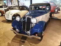 Hanomag Rekord Diesel Cabriolet, gebaut von 1937 bis 1940. Das Modell Rekord Diesel war eine der Sensationen der Berliner Automobil-Ausstellung im Februar 1936. Zur Auslieferung gelangten diese Diesel-Automobile ab 1937 als zwei- und viertürige Limousine und als Cabriolet. Um die Vorglühanlage mit genügender Spannung zu versorgen, wurden die Diesel-Modelle mit einer 12 Volt Bordnetzanlage ausgerüstet. Ein solches Cabriolet schlug mit RM 5350,00 zu Buche. Der Vierzylindervorkammerdieselmotor hat einen Hubraum von 1910 cm³ und leistet 35 PS. Die Höchstgeschwindigkeit wurde mit 90 km/h angegeben. Zylinderhaus Bernkastel-Kues am 27.09.2018.