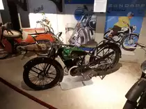 Zündapp Z200 aus dem Jahr 1929. Ab dem 01. April 1928 galt in Deutschland für Krafträder bis 200 cm³ Hubraum Führerschein- und Steuerfreiheit. Diese gesetzliche Regelung sicherte etlichen deutschen Motorradherstellern während der Weltwirtschaftskrise das Überleben. Der Einzylinderzweitaktmotor leistet aus einem Hubraum von 198 cm³ 4,5 PS. Zylinderhaus Bernkastel-Kues am 27.09.2018.