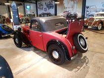 DKW F2 Reichsklasse Cabriolet. 1932 - 1935. Das Modell wurde in Zwickau gebaut und verkaufte sich in den lieferbaren Karosserieversionen Cabriolet (Foto) und Cabriolimousine recht gut. Die Karosserie bestand aus Sperrholz, das mit Kunstleder bespannt wurde. Der quer eingebaute Zweizylinderreihenzweitaktmotor hat einen Hubraum von 584 cm³ und leistet 18 PS. Zylinderhaus Bernkastel-Kues am 27.092018.