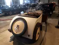 DKW Front FA600, auch F1 genannt. 1931 - 1932. Im Jahr 1931 begann mit dem volkstümlichen, offenen F1, dessen Karosserie aus Sperrholz mit Kunstleder bespannt war, die überaus erfolgreiche Baureihe der DKW-Frontwagen (F1 bis F8). Mit über 250.000 ausgelieferten Frontwagen aller Baureihen wurde DKW in den 1930´er Jahren zum zweitgrößten Autohersteller im Deutschen Reich. Der Zweizylinderreihenzweitaktmotor hat einen Hubraum von 584 cm³ und leistet 15 PS. Ein solcher F1 stand mit RM 1750,00 in den Preislisten der DKW-Händler. Zylinderhaus Bernkastel-Kues am 27.09.2018.