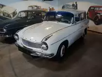 Hansa 1100 Kombi. 1958 - 1961. Als Goliath 1100 kam dieser Wagen bereits 1957 auf den Markt. Der Name Hansa sollte von dem, aus dem gleichen Haus stammenden Dreiradlieferwagen, ablenken. Der wassergekühlte, 4-Zylinderboxermotor hat einen Hubraum von 1093 cm³ und leistet in den Jahren 1958 und 1959 40 PS. Ab 1960 stieg die Leistung auf 55 PS. Zylinderhaus Bernkastel-Kues am 27.09.2018.