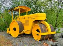 =Ruthemeyer-Dreiradwalze steht als Blickfang vor dem Betriebshof der Firma BOCK in Hünfeld, 09-2018