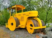 =Ruthemeyer-Dreiradwalze steht als Blickfang vor dem Betriebshof der Firma BOCK in Hünfeld, 09-2018