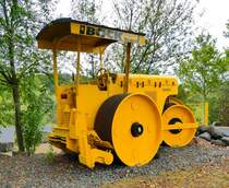 =Ruthemeyer-Dreiradwalze steht als Blickfang vor dem Betriebshof der Firma BOCK in Hünfeld, 09-2018