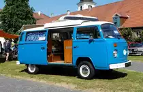 =VW T2 steht zum Verkauf bei Blech & Barock im Juli 2018 auf dem Gelände von Schloß Fasanerie bei Eichenzell