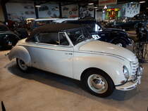 DKW 3=6 Sonderklasse Typ F91 Cabriolet 2-sitzig. 1953 - 1955. Das 2-sitzige F91 Cabriolet wurde in 432 Exemplaren bei Karmann in Osnabrück gebaut. Das Cabriolet ist mit einem Dreizylinderzweitaktreihenmotor ausgerüstet, der aus einem Hubraum von 896 cm³ 34 PS leistet. Das F91 Cabriolet gehörte zu den deutschen Traumwagen der 1950´er Jahre. Sehr viele Prominente fuhren ein solches Fahrzeug. Desweiteren war er oft in Heimatfilmen aus jener Zeit zu sehen. Zylinderhaus Bernkastel-Kues am 27.09.2018.
