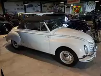 DKW 3=6 Sonderklasse Typ F91 Cabriolet 2-sitzig. 1953 - 1955. Das 2-sitzige F91 Cabriolet wurde in 432 Exemplaren bei Karmann in Osnabrück gebaut. Das Cabriolet ist mit einem Dreizylinderzweitaktreihenmotor ausgerüstet, der aus einem Hubraum von 896 cm³ 34 PS leistet. Das F91 Cabriolet gehörte zu den deutschen Traumwagen der 1950´er Jahre. Sehr viele Prominente fuhren ein solches Fahrzeug. Desweiteren war er oft in Heimatfilmen aus jener Zeit zu sehen. Zylinderhaus Bernkastel-Kues am 27.09.2018.