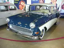 Opel Rekord P1 als zweitürige Limousine, gebaut von 1958 bis 1960. Während seiner 35-monatigen Produktionszeit, baute Opel 384.692 Limousinen, 109.282 CarAvan und 15.136 Kastenlieferwagen dieses Typs. Motorisiert war der P1 mit einem Vierzylinderreihenmotor mit 45 PS aus 1488 cm³ Hubraum. Gegen einen Aufpreis von DM 75,00 konnte man einen 1.7l Motor mit 55 PS ordern. Da der P1 auch in die USA exportiert wurde, erhielt er häufig den Spitznamen  Bauern-Buick . Der abgelichtete P1 trägt auf den vorderen Kotflügeln die in den 1950´er Jahren üblichen  Buick-Augen . Zylinderhaus Bernkastel-Kues am 27.09.2018.