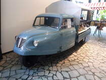 Goliath Goli Hochpritsche. 1955 - 1961. Die Goli Modelle waren die letzten klassischen Dreiräder aus dem Hause Borgward. Insgesamt wurden in Bremen 9.904 Goli Dreiräder produziert. Eine solche Goliath-Goli Hochpritsche kostete exakt DM 4.000,00. Der Zweizylinderzweitaktmotor leistete bis 1957 16 PS aus 493,5 cm³ Hubraum. Danach reduzierte sich der Hubraum auf 461 cm³ Hubraum und die Leistung sank auf 15 PS. Zylinderhaus Bernkastel-Kues am 27.09.2018.