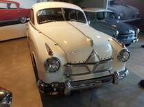 Borgward Hansa 1800 Limousine. 1952 - 1954. Als Hansa 1500 wurde dieses Modell im März 1949 auf dem Genfer Salon vorgestellt. Es war der erste neu konstruierte deutsche PKW nach WW2. Im März 1952 wurde der Hansa 1500 durch den  neuen  Hansa 1800 abgelöst. Der 1800 war als zwei- und viertürige Limousine, als viersitziges Cabriolet mit einer Karosserie von Hebmüller, als zweitüriges Kombimodell und als zweisitziges Sport-Cabriolet lieferbar. Eine solche viertürige Limousine schlug bei seinem Erscheinen mit einem Kaufpreis von DM 9380,00 zu Buche. Dafür bekam der Kunde eine luxuriöse Limousine, die von einem Vierzylinderreihenmotor angetrieben wurde, die aus einem Hubraum von 1758 cm³ 60 PS leistete. Die Höchstgeschwindigkeit lag bei 136 km/h. Ab 1953 war das Modell auch als Diesel-Fahrzeug lieferbar. Zylinderhaus Bernkastel-Kues am 27.09.2018.