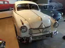 Borgward Hansa 1800 Limousine. 1952 - 1954. Als Hansa 1500 wurde dieses Modell im März 1949 auf dem Genfer Salon vorgestellt. Es war der erste neu konstruierte deutsche PKW nach WW2. Im März 1952 wurde der Hansa 1500 durch den  neuen  Hansa 1800 abgelöst. Der 1800 war als zwei- und viertürige Limousine, als viersitziges Cabriolet mit einer Karosserie von Hebmüller, als zweitüriges Kombimodell und als zweisitziges Sport-Cabriolet lieferbar. Eine solche viertürige Limousine schlug bei seinem Erscheinen mit einem Kaufpreis von DM 9380,00 zu Buche. Dafür bekam der Kunde eine luxuriöse Limousine, die von einem Vierzylinderreihenmotor angetrieben wurde, die aus einem Hubraum von 1758 cm³ 60 PS leistete. Die Höchstgeschwindigkeit lag bei 136 km/h. Ab 1953 war das Modell auch als Diesel-Fahrzeug lieferbar. Zylinderhaus Bernkastel-Kues am 27.09.2018.
