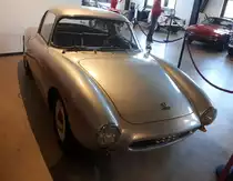 DKW 3=6 Monza. 1956 - 1958. Es handelt sich bei diesem Modell um ein zweisitziges Sport-Coupe auf dem Chassis des DKW 3=6. 1956 wurden ca. 10 Fahrzeuge bei Dannehauser & Stauss in Stuttgart produziert. Im Auftrag des DKW-Händlers Wenk aus Heidelberg wurden noch einmal ca. 50  Monza  bei Maßholder (Heidelberg) und und Schenk (Stuttgart) eingekleidet. Für ein solches Sportcoupe musste der geneigte Käufer mindestens DM 10.500,00 ausgeben. Der Dreizylinderreihenzweitaktmotor leistet 906 cm³ Hubraum, je nach Vergaserbestückung, 40 PS/44 PS oder gar 50 PS. Zylinderhaus Bernkastel-Kues am 27.09.2018.