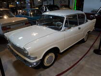 Lloyd LP 900 Arabella. 1959 - 1963. Die  Arabella  war optisch und technisch gut gelungen. Aber wie so oft im Borgward Konzern zu überstürzt und daher nicht besonders ausgereift auf den Markt gebracht worden. Das war dem Ruf des Modells nicht besonders träglich. Es gab die Modelle Arabella und ab 1960 zusätzlich die Arabella de Luxe. Im November 1960 schlug eine Arabella mit ein Kaufpreis von DM 5230,00 zu Buche und das de Luxe Modell DM 5730,00. Der Vierzylinderboxermotor aus Leichtmetall hat einen Hubraum von 897 cm³. Während er in der Arabella 38 PS leistet, kommt die Arabella de Luxe durch eine andere Vergaserbestückung auf eine Leistung von 45 PS. Die Limousine wurde kurz vor dem wirtschaftlichen Zusammenbruch des Unternehmens in Borgward Arabella umgetauft. Zylinderhaus Bernkastel-Kues am 27.09.2018.