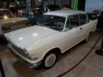 Lloyd LP 900 Arabella. 1959 - 1963. Die  Arabella  war optisch und technisch gut gelungen. Aber wie so oft im Borgward Konzern zu überstürzt und daher nicht besonders ausgereift auf den Markt gebracht worden. Das war dem Ruf des Modells nicht besonders träglich. Es gab die Modelle Arabella und ab 1960 zusätzlich die Arabella de Luxe. Im November 1960 schlug eine Arabella mit ein Kaufpreis von DM 5230,00 zu Buche und das de Luxe Modell DM 5730,00. Der Vierzylinderboxermotor aus Leichtmetall hat einen Hubraum von 897 cm³. Während er in der Arabella 38 PS leistet, kommt die Arabella de Luxe durch eine andere Vergaserbestückung auf eine Leistung von 45 PS. Die Limousine wurde kurz vor dem wirtschaftlichen Zusammenbruch des Unternehmens in Borgward Arabella umgetauft. Zylinderhaus Bernkastel-Kues am 27.09.2018.