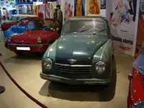 Gutbrod Superior Cabriolimousine. 1950 - 1954. Der abgelichtete Superior stammt aus dem Baujahr 1952. Hier ist noch der Zweizylinderzweitaktreihenmotor mit 593 cm³ und 22 PS verbaut. Ab dem ab Modelljahr 1952 erhöhte sich die Leistung auf 663 cm³ und 26 PS (Vergaser) oder 30 PS (Einspritzung). Zylinderhaus Bernkastel-Kues am 27.09.2018.