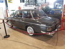 DKW-Vemag-Fissore. 1963 - 1967. Die Vemag S.A. baute ab 1953 in Brasilien DKW-Fahrzeuge in Lizenz, ab 1955 sogar aus vollständig eigener Teilefertigung. Im Sommer 1963 erschien eine sehr modern gezeichnete Limousine im italienischen Design. Verantwortlich für das Design war die Carrozzeria Fissore aus der Nähe von Turin. Die nicht selbsttragende Karosserie passte auf das Chassis des bewährten DKW 1000S. Es wurden ca. 2500 Fahrzeug dieses Typs, ausschließlich für den brasilianischen Markt, produziert. Der Dreizylinderreihenzweitaktmotor leistet aus einem Hubraum von 981 cm³ 50 PS. Zylinderhaus Bernkastel-Kues am 27.09.2018.