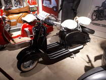 NSU Lambretta Roller, gebaut in den Jahren 1951 bis 1956 als Lizenzbau der italienischen Firma Innocenti. Der Antrieb erfolgte durch einen Einzylinderzweitaktmotor der aus einem Hubraum von 125 cm³ 4,5 PS leistet. 1955 wurde daraus ein 150 cm³ Motor mit 6,2 PS. Zylinderhaus Bernkastel-Kues am 27.09.2018.