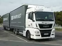 =MAN TGX-Hängerzug von OKNOPLAST rastet im September 2018 an der A 5