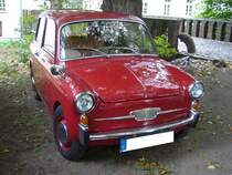 Autobianchi Bianchina Panoramica, gebaut von 1960 bis 1969. Das mit der Technik des Fiat 500 versehene Modell  Bianchina  kam 1957 als Coupe auf den Markt. Später kamen das Cabriolet, die Limousine und das Kombimodell Panoramica ebenfalls in das Verkaufsprogramm. Der im Heck, unter der Ladefläche verbaute Zweizylindermotor hat einen Hubraum von 499,5 cm³ und leistet 22 PS. Der abgelichtete Wagen entstammt dem letzten Modelljar 1969. Oldtimertreffen Schloss Lauersfort in Moers am 03.10.2018.