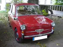 Autobianchi Bianchina Panoramica, gebaut von 1960 bis 1969. Das mit der Technik des Fiat 500 versehene Modell  Bianchina  kam 1957 als Coupe auf den Markt. Später kamen das Cabriolet, die Limousine und das Kombimodell Panoramica ebenfalls in das Verkaufsprogramm. Der im Heck, unter der Ladefläche verbaute Zweizylindermotor hat einen Hubraum von 499,5 cm³ und leistet 22 PS. Der abgelichtete Wagen entstammt dem letzten Modelljar 1969. Oldtimertreffen Schloss Lauersfort in Moers am 03.10.2018.