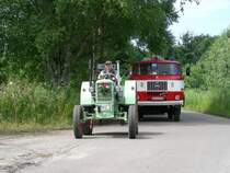 Stau bei der Abreise aber hier �bt man sich gerne in Geduld
<br>
RS 04/30 gefolgt von einer W50 TLF,
beim 6. Internatinales Ostblocktreffen am 08.07.07 in P�tnitz 